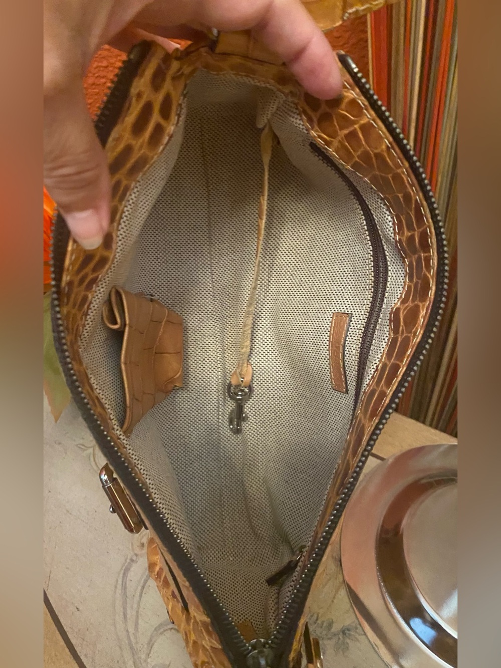 Dooney & Bourke - VINTAGE - EUC - Crocodile-Embossed Leather Shoulder Bag - Picture 6 of 13
